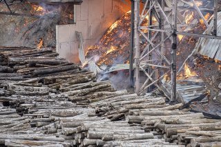 Près de 240 pompiers ont été mobilisés afin de protéger le reste de l'entrepise.